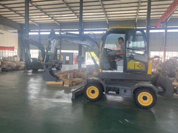 欢迎德州经销商前来济宁mg冰球突破十大平台工程机械有限公司参观试车