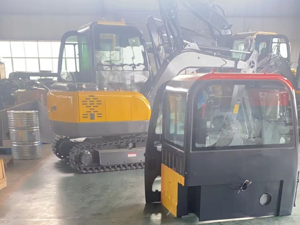 40度炎热天气高温，国外客户定制轮挖，附带辅具贝壳斗，装柜发货